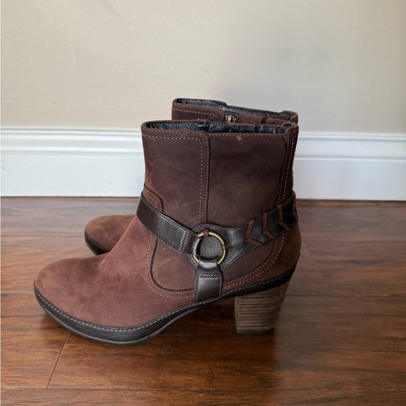 Clark’s Artisan Brown Notes buck leather Ankle Boots with Buckle Detail-Size 8 - Picture 3 of 4